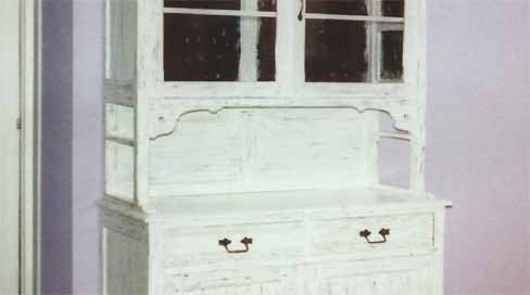 Credenza decapata in bianco.